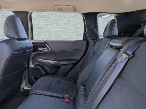 Used 2024 Mitsubishi Outlander SE image 15