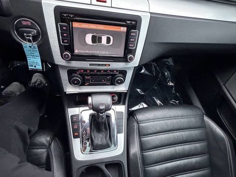 Used 2010 Volkswagen CC Luxury image 28