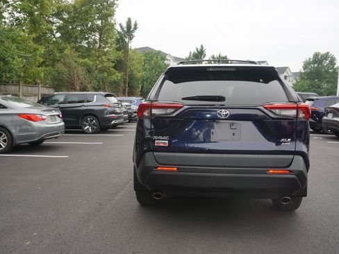 Used 2020 Toyota RAV4 XLE Premium AWD/4WD image 5