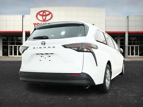 New 2026 Toyota Sienna XLE FWD image 7