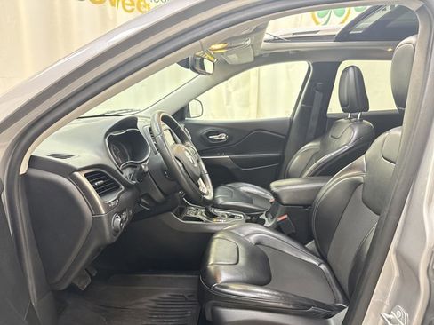 Used 2019 Jeep Cherokee Latitude Plus w/ Comfort/Convenience Group image 12