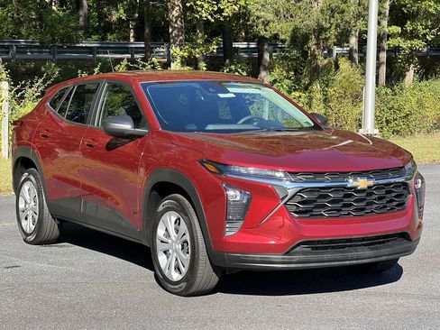 Used 2024 Chevrolet Trax LS image 1