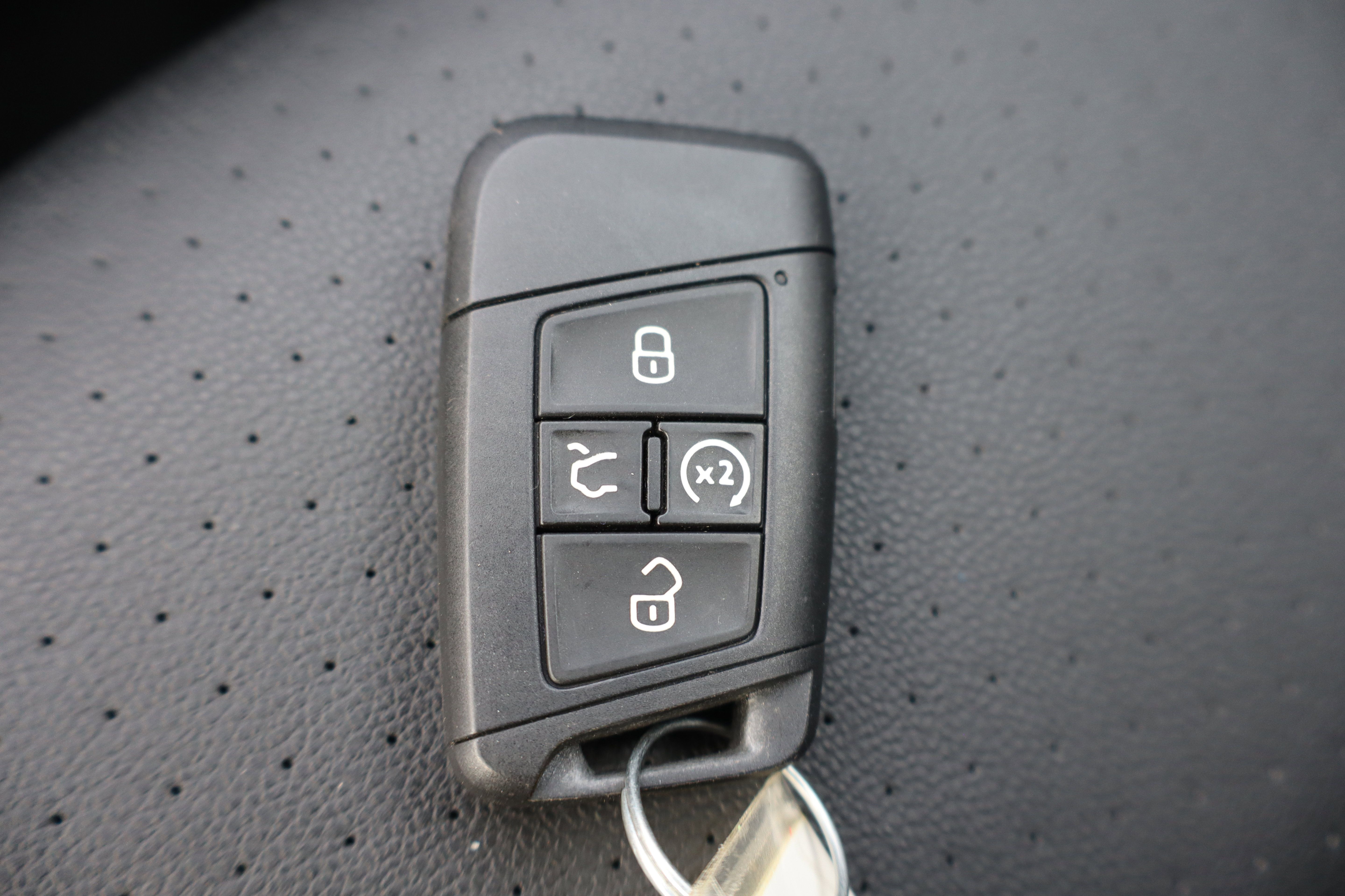 Used 2023 Volkswagen Atlas Cross Sport SE FWD image 28