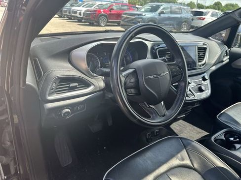 Used 2018 Chrysler Pacifica Limited w/ S Appearance Package FWD image 12