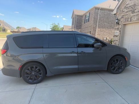 Used 2020 Chrysler Pacifica Limited w/ Quick Order Package 27H Red S image 5