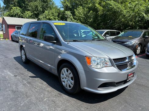 Used 2019 Dodge Grand Caravan SE FWD image 4