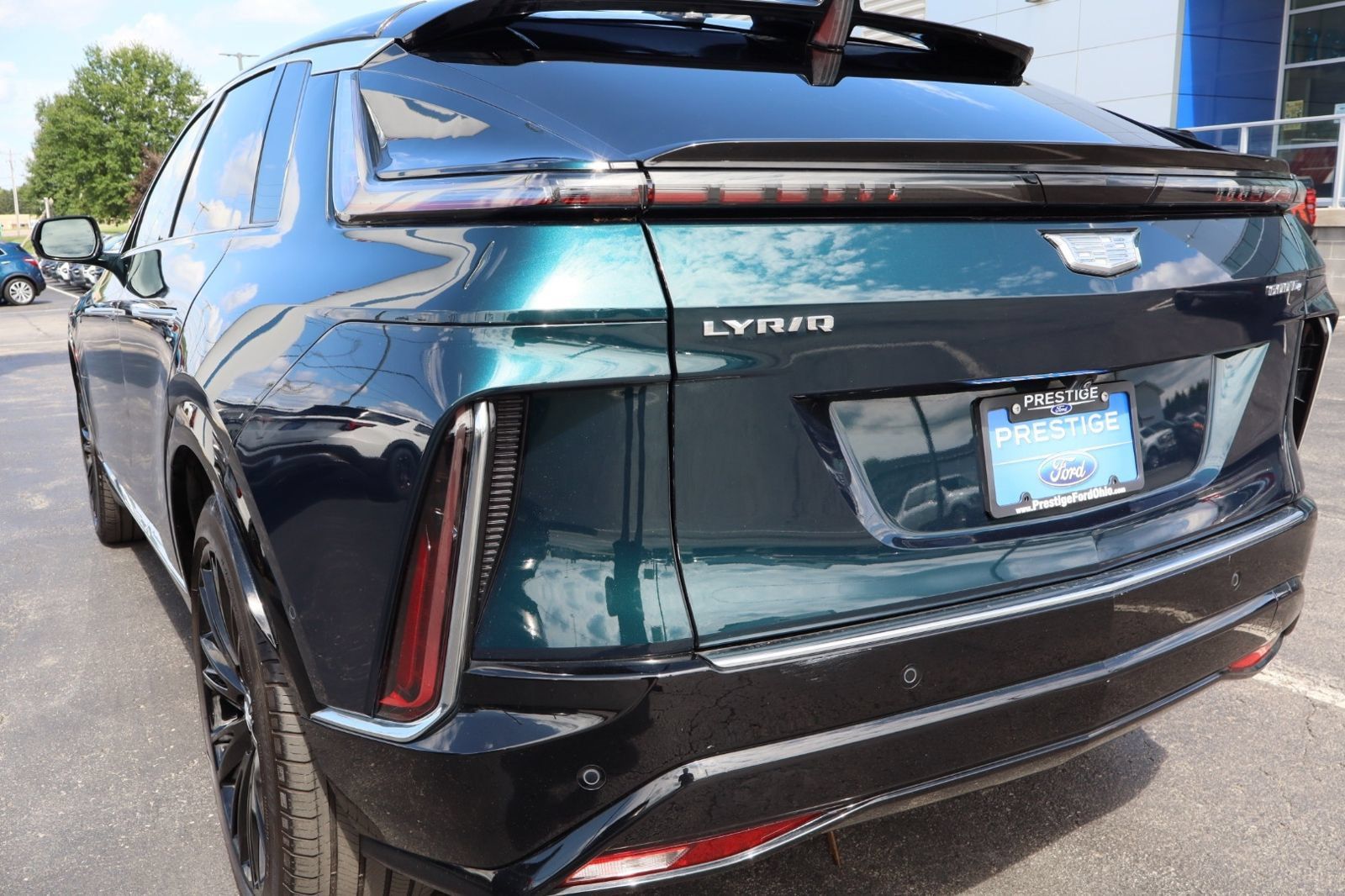 Used 2024 Cadillac Lyriq Luxury AWD/4WD image 17