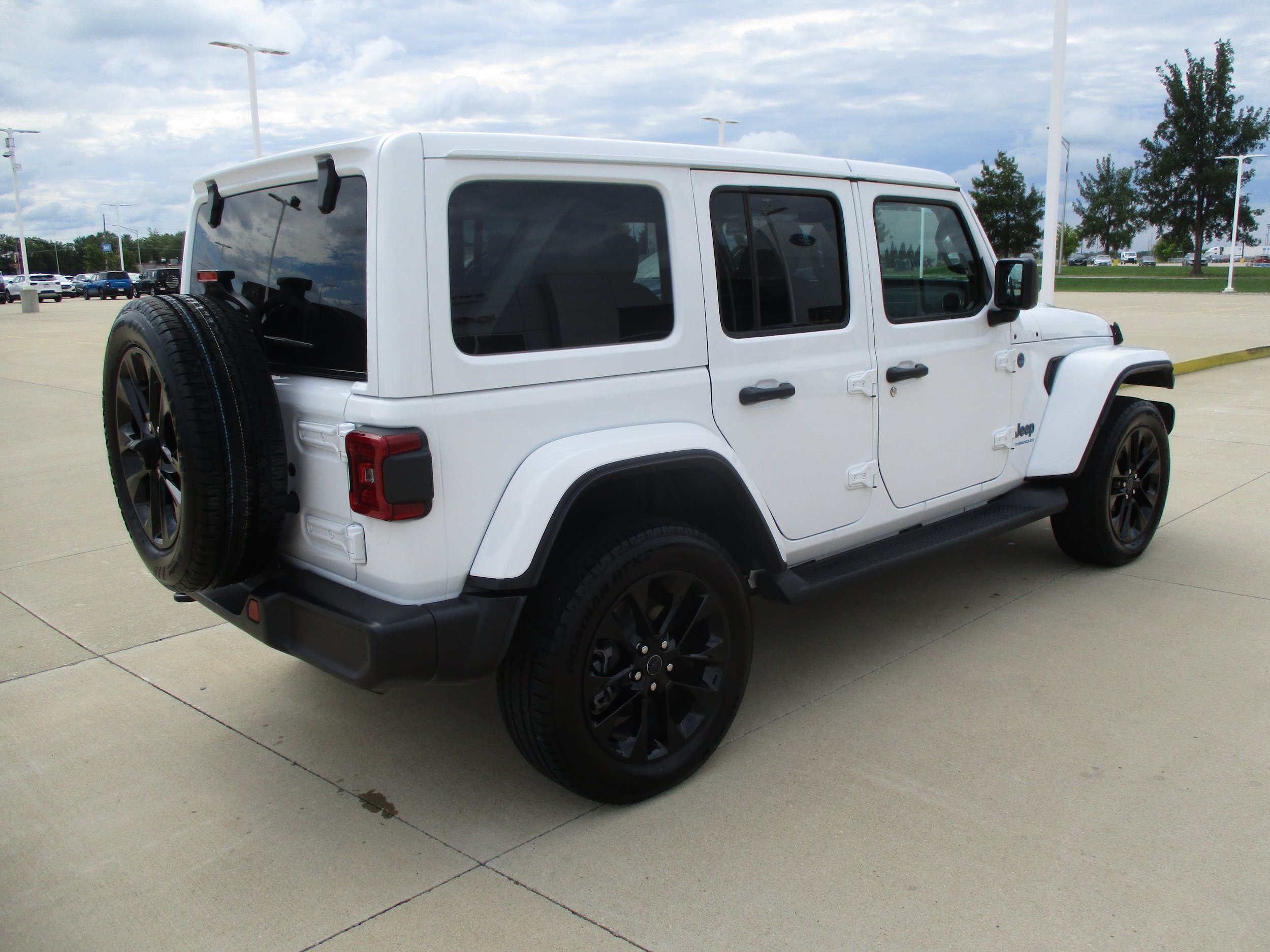 Used 2025 Jeep Wrangler Unlimited Sahara AWD/4WD image 6