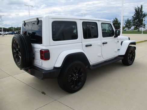 Used 2025 Jeep Wrangler Unlimited Sahara AWD/4WD image 6