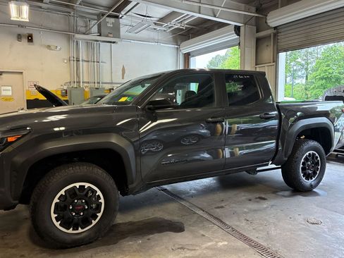Used 2025 Toyota Tacoma TRD Off-Road AWD/4WD image 5