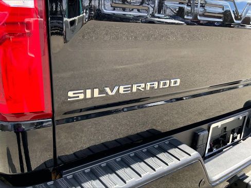 Used 2022 Chevrolet Silverado 1500 ZR2 w/ Technology Package image 10