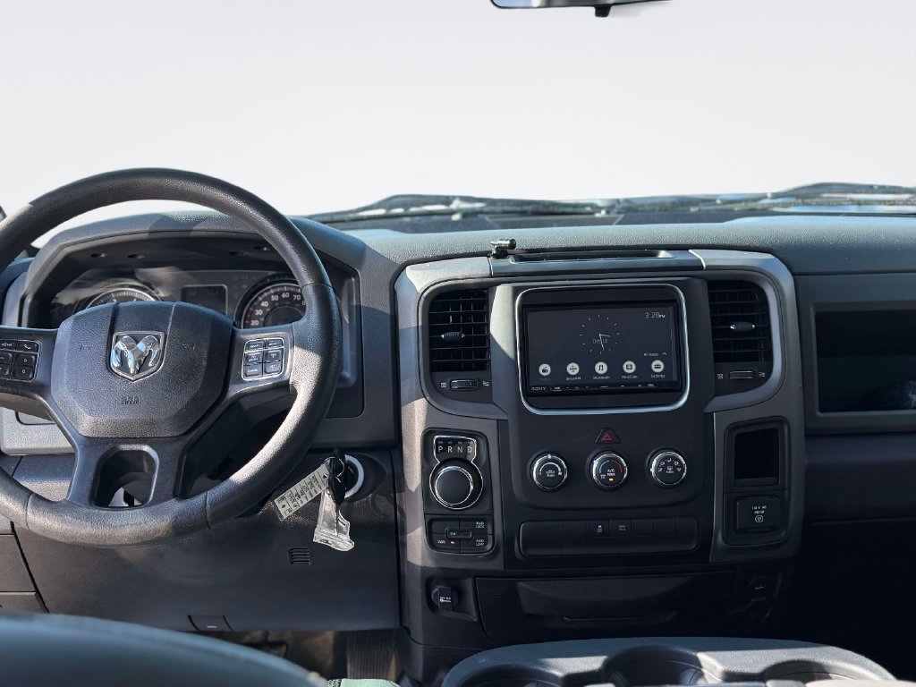 Used 2020 RAM 1500 4x4 Crew Cab Classic w/ Chrome Appearance Group image 15