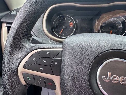 Used 2016 Jeep Cherokee Sport image 40