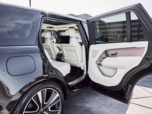 Used 2024 Land Rover Range Rover Long Wheelbase SE image 24