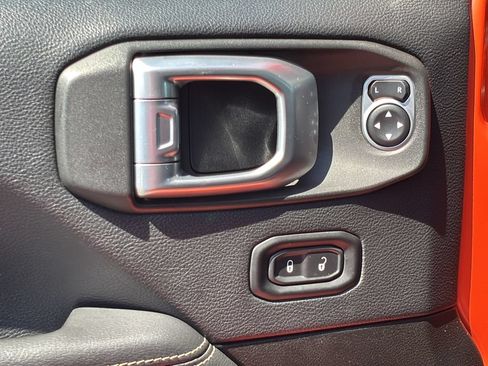 Used 2019 Jeep Wrangler Unlimited Sahara w/ LED Lighting Group AWD/4WD image 12