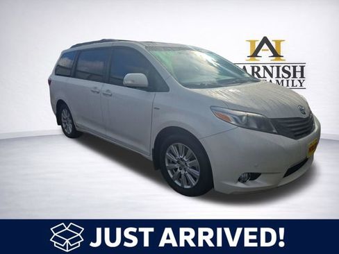 Used 2017 Toyota Sienna XLE image 1