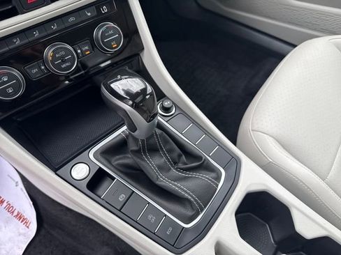 Used 2023 Volkswagen Jetta SE w/ Panoramic Sunroof Package image 23