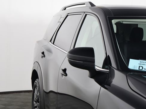 Used 2025 Nissan Pathfinder SV image 14