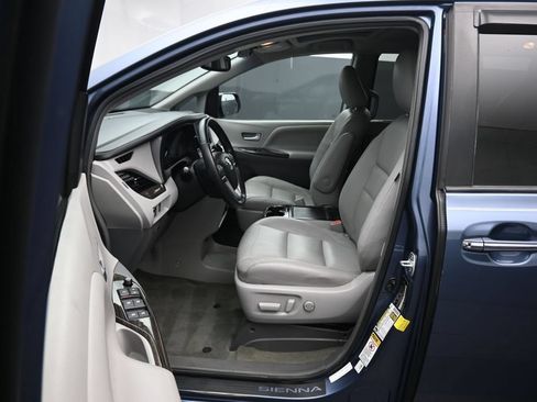 Used 2016 Toyota Sienna XLE FWD image 11