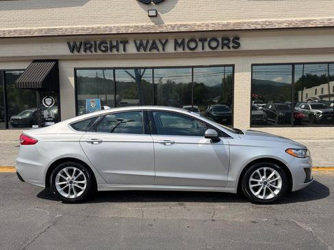Used 2019 Ford Fusion SE FWD image 2