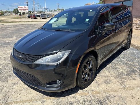 Used 2019 Chrysler Pacifica Touring Plus w/ S Appearance Package FWD image 4