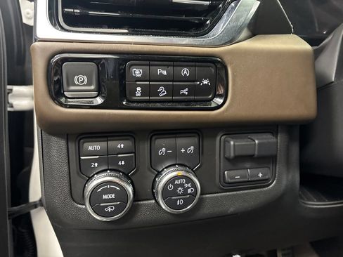 Used 2025 GMC Yukon Denali Ultimate w/ LPO, Floor Liner Package AWD/4WD image 19