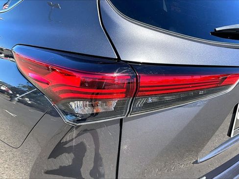 Used 2022 Toyota Highlander XLE AWD/4WD image 28