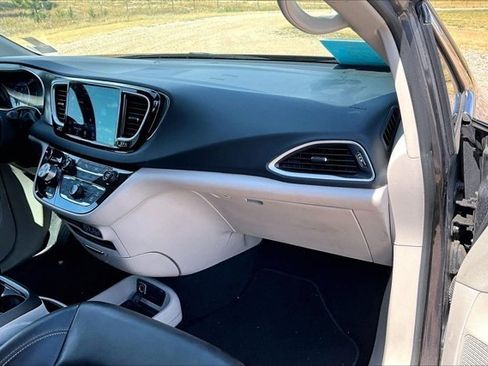 Used 2023 Chrysler Pacifica Touring-L FWD image 25
