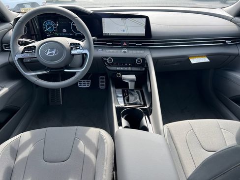 Certified 2025 Hyundai Elantra SEL FWD image 22