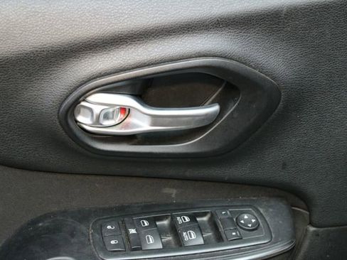 Used 2014 Jeep Cherokee Altitude w/ Cold Weather Group image 17