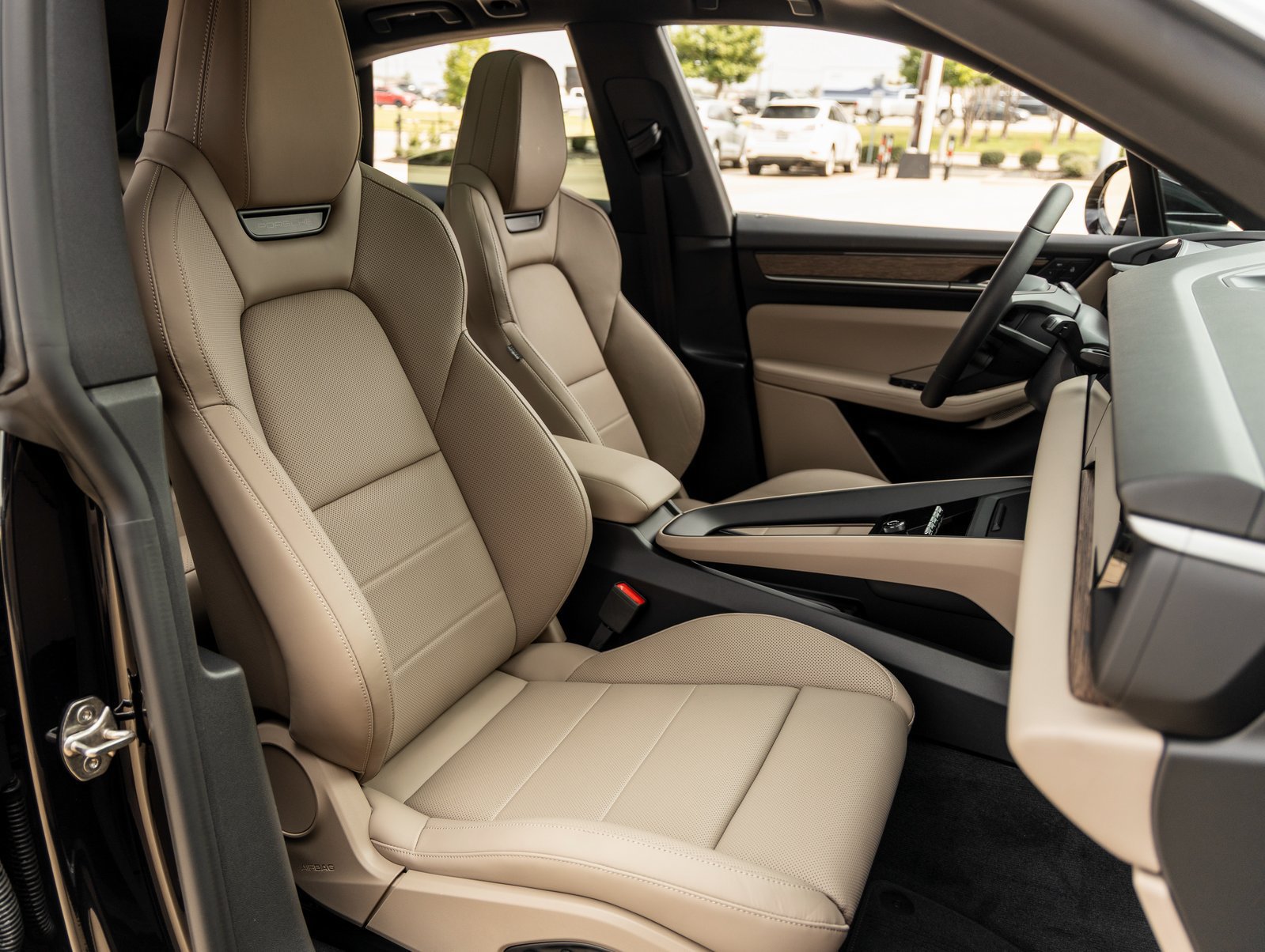 Certified 2025 Porsche Macan 4S Electric AWD/4WD image 46