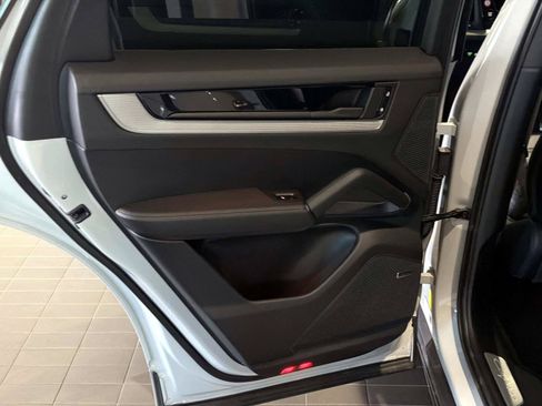 Certified 2025 Porsche Cayenne Coupe AWD/4WD image 14
