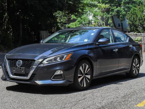 Used 2021 Nissan Altima 2.5 SV FWD image 1