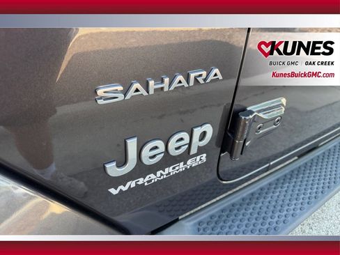Used 2019 Jeep Wrangler Unlimited Sahara w/ Dual Top Group AWD/4WD image 43