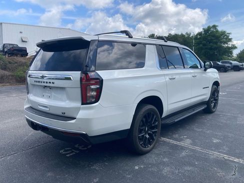Used 2024 Chevrolet Suburban LT w/ Luxury Package RWD image 5