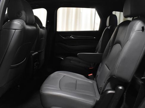 Used 2024 Buick Enclave Essence w/ Experience Buick Package FWD image 8