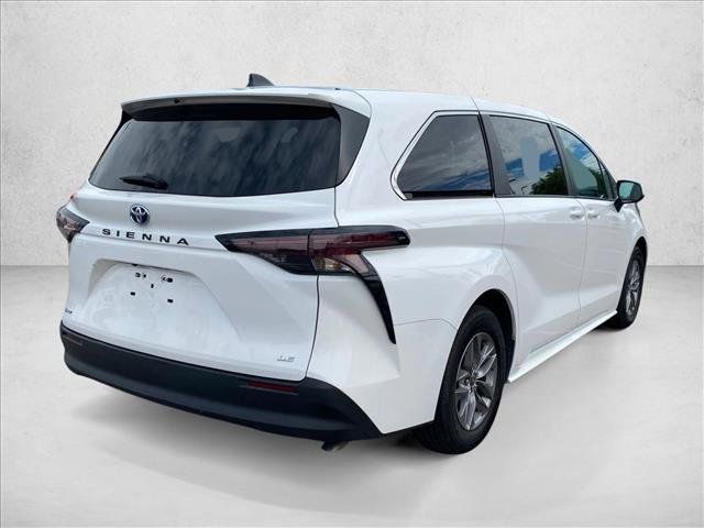 Used 2025 Toyota Sienna LE FWD image 5