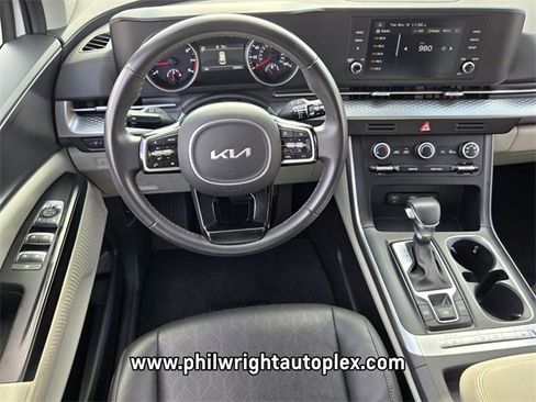 Used 2024 Kia Carnival LX image 12