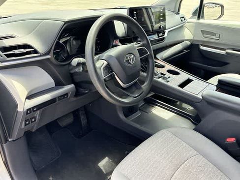 Used 2021 Toyota Sienna LE w/ LE Plus Package FWD image 2