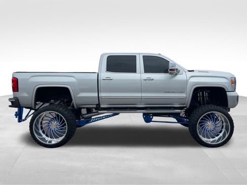 Used 2018 GMC Sierra 2500 Denali w/ Duramax Plus Package AWD/4WD image 4