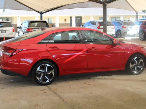 Used 2023 Hyundai Elantra SEL w/ Convenience Package image 13