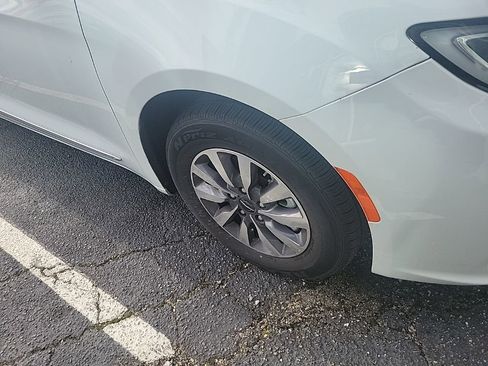 Used 2023 Chrysler Pacifica Limited image 5