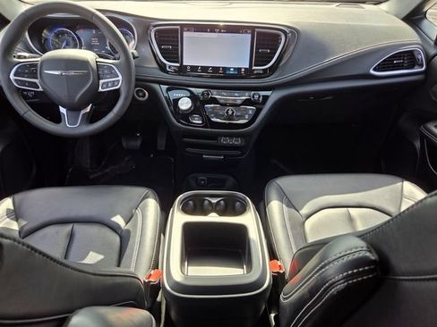 Used 2025 Chrysler Pacifica Select AWD/4WD image 13