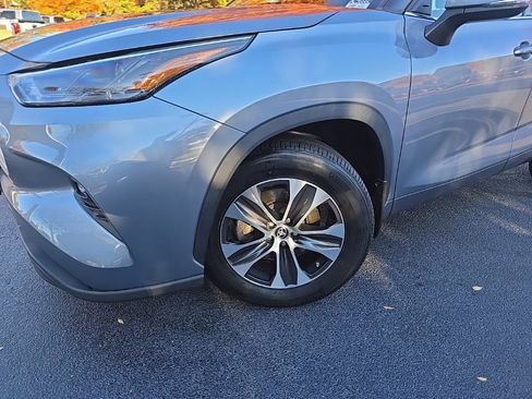 Certified 2022 Toyota Highlander XLE image 2