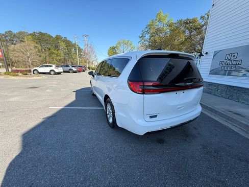Used 2024 Chrysler Pacifica Touring-L FWD image 6