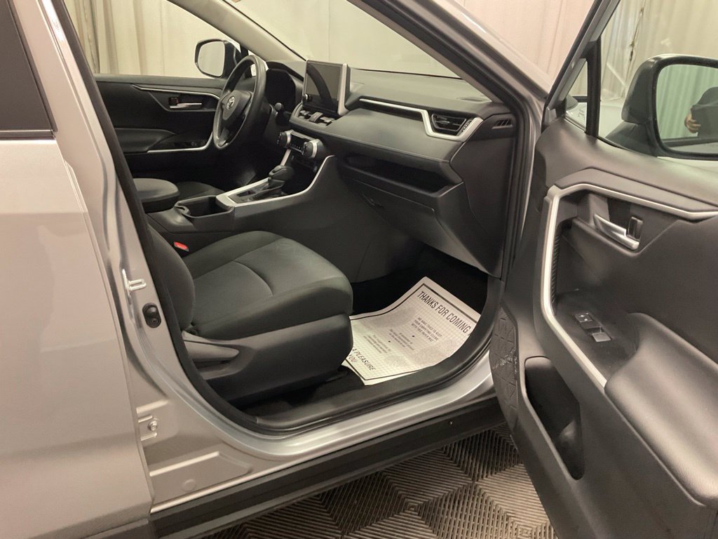 Used 2025 Toyota RAV4 XLE AWD/4WD image 31