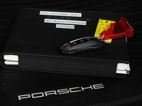 Certified 2025 Porsche Cayenne AWD/4WD image 32