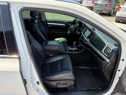 Used 2019 Toyota Highlander XLE AWD/4WD image 23
