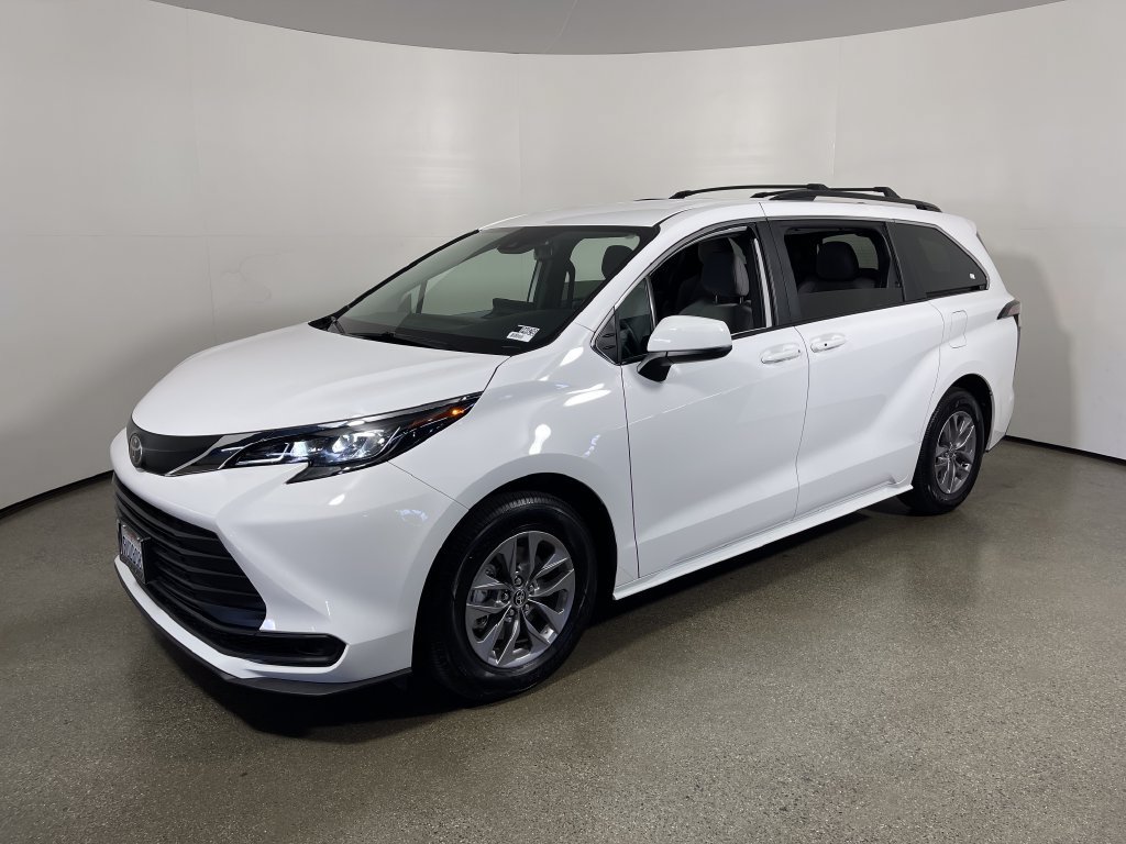 Certified 2026 Toyota Sienna LE FWD image 7