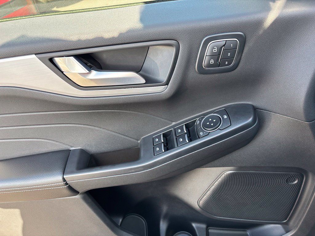 Used 2025 Ford Escape Platinum AWD/4WD image 12